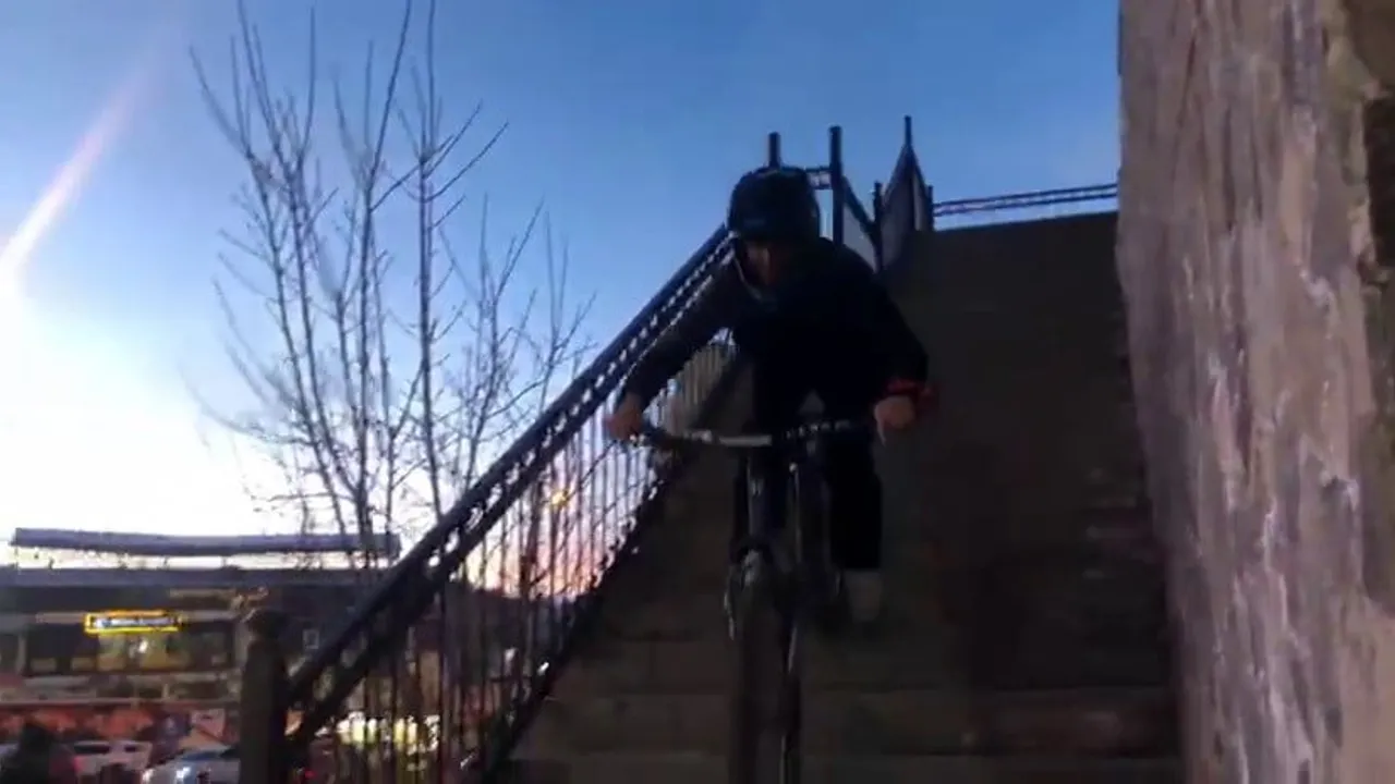 Erzurum'da Gençlerin Bisiklet Gösterisi: Yakutiye Merdivenleri Parkura Döndü