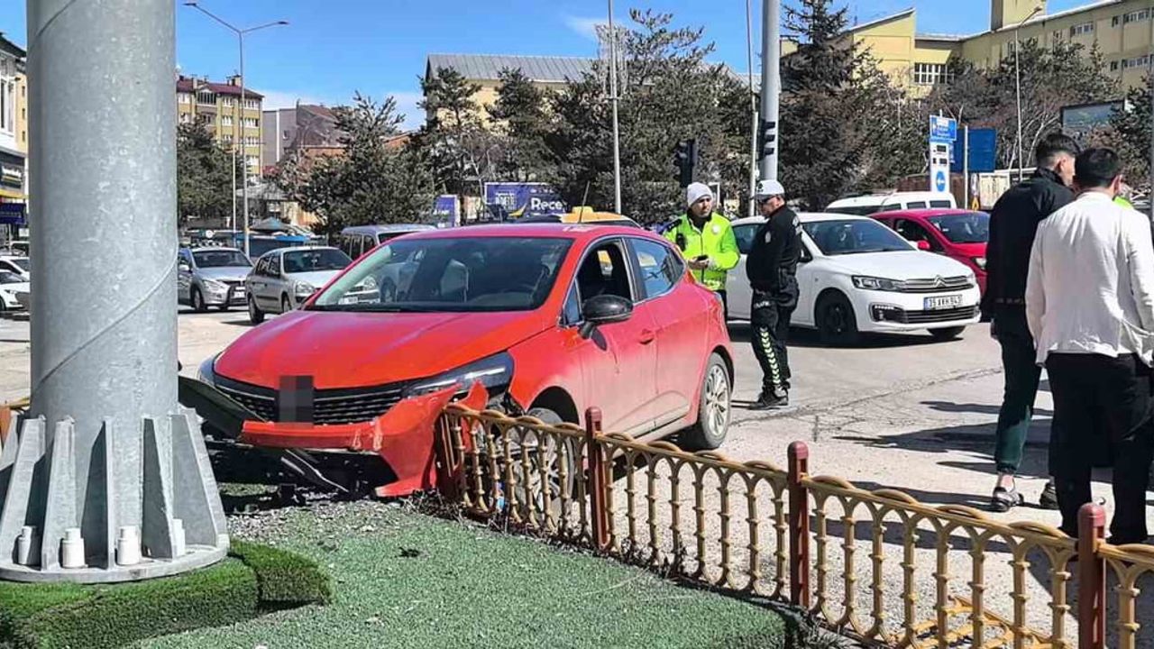 Erzurum'da sürücü köpeğinin üzerine atlaması sonucu direksiyon hakimiyetini kaybedip refüje çarptı