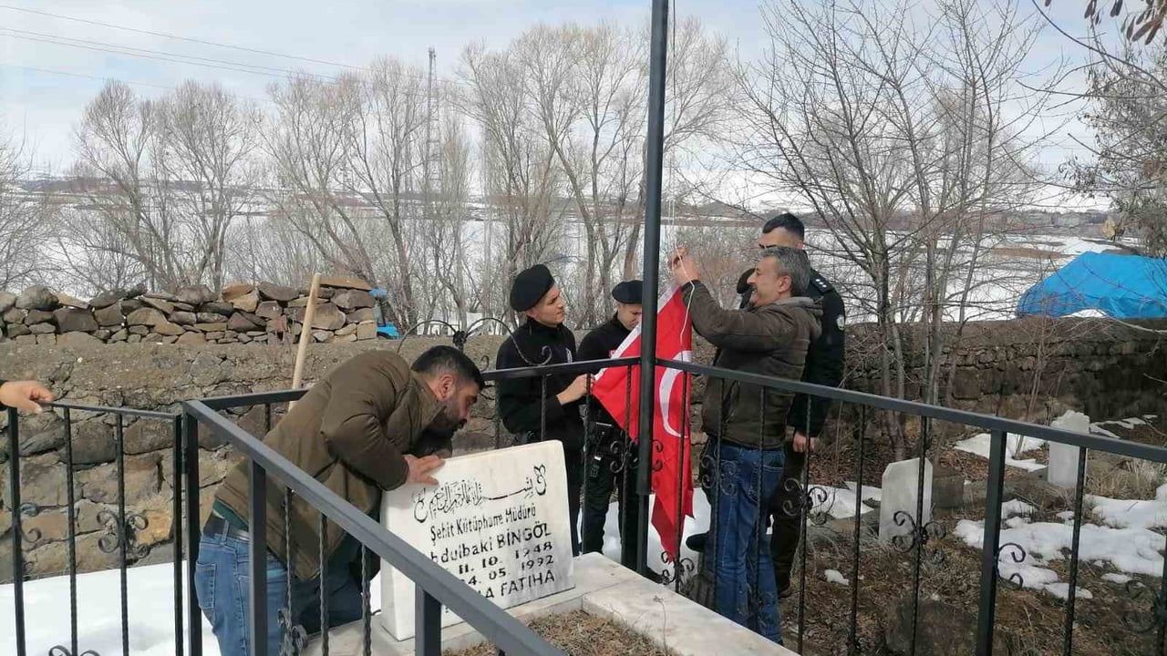 Erzurum Hınıs'ta polis, şehit kabristanlarını temizleyip bakım yaptı
