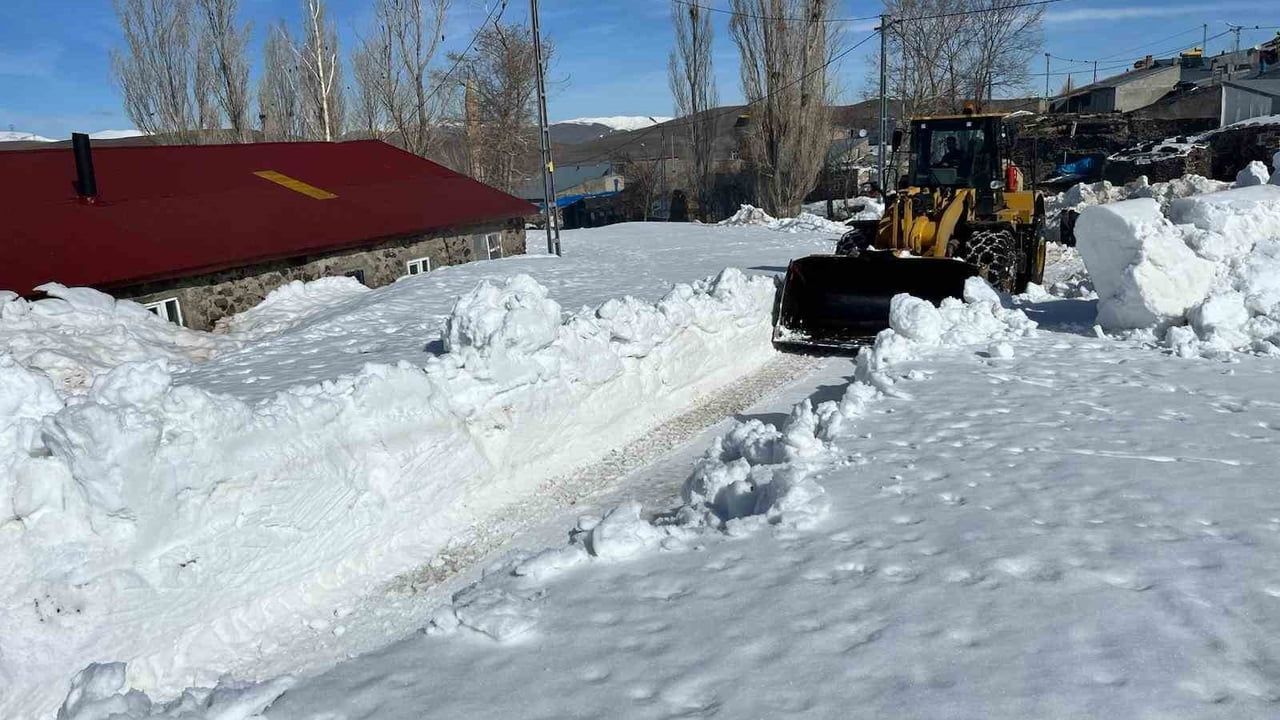 Erzurum Palandöken'de kırsal kesimlerde karla mücadele sürüyor
