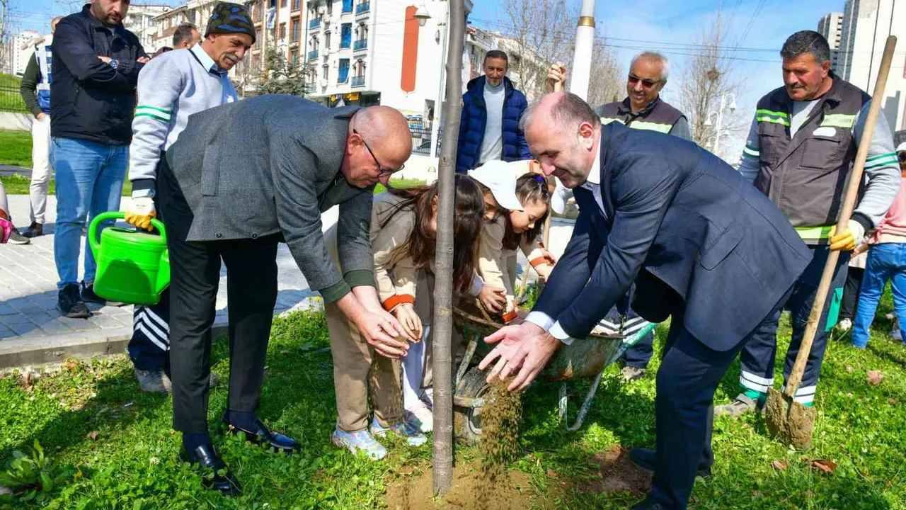 Esenyurt'ta 30 Mart Sıfır Atık Günü: Öğrenciler Geri Dönüşüm Tesisi Ziyareti ve Ağaç Dikimiyle Çevre Bilinci Kazandı