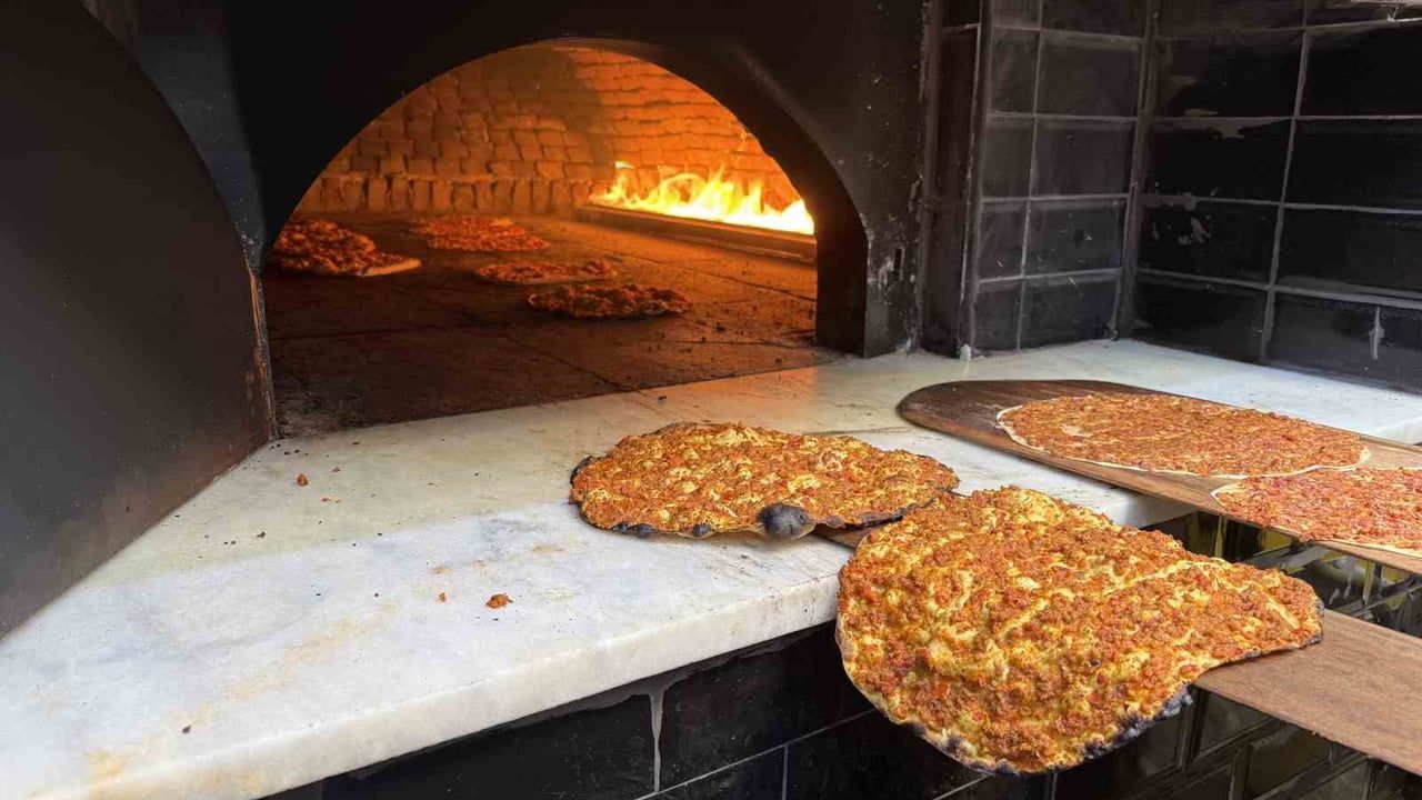 Esenyurt’ta lahmacun ustası Ramazan Çimen sözünü tutarak bin lahmacun dağıttı