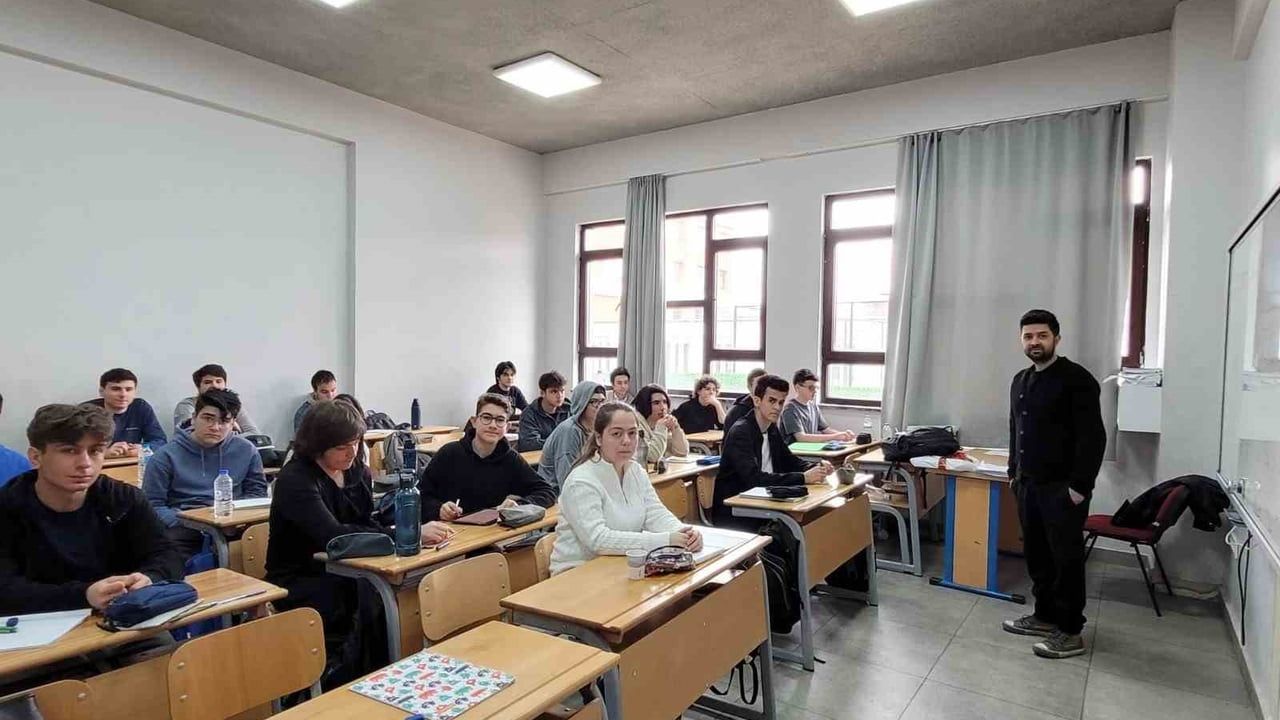 Eskişehir Bilim Olimpiyatları Akademisi eğitimleri TEV Tuna-Orhan Nail İzgi Anadolu Lisesi'nde başladı