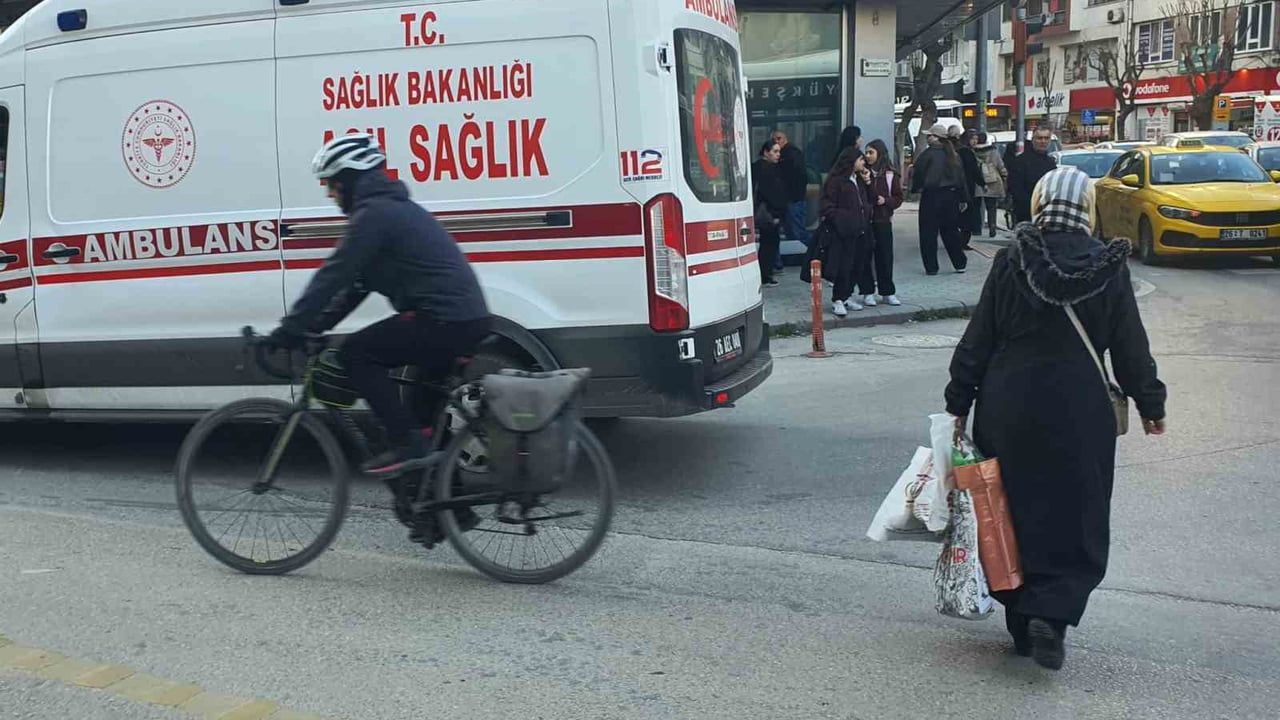 Eskişehir'de elektrikli bisiklet ile servis aracının çarpışması: 1 yaralı