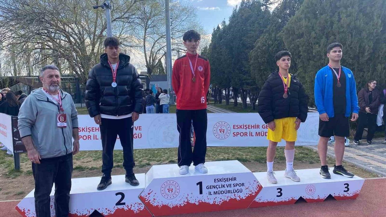 Eskişehir'de Genç Atletler Vali Sami Sönmez Atletizm Pisti'nde Yarıştı