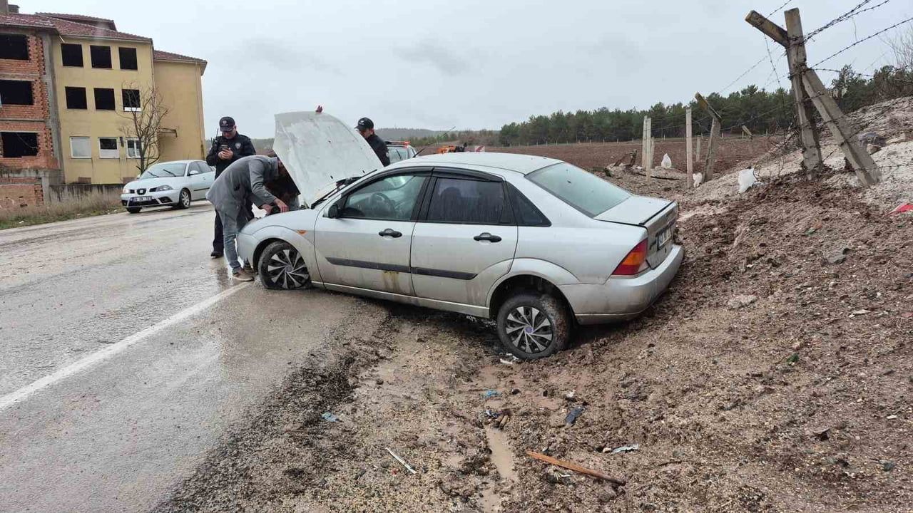 Eskişehir'de kontrolden çıkan otomobil yol kenarına savruldu, 3 kişi yaralandı