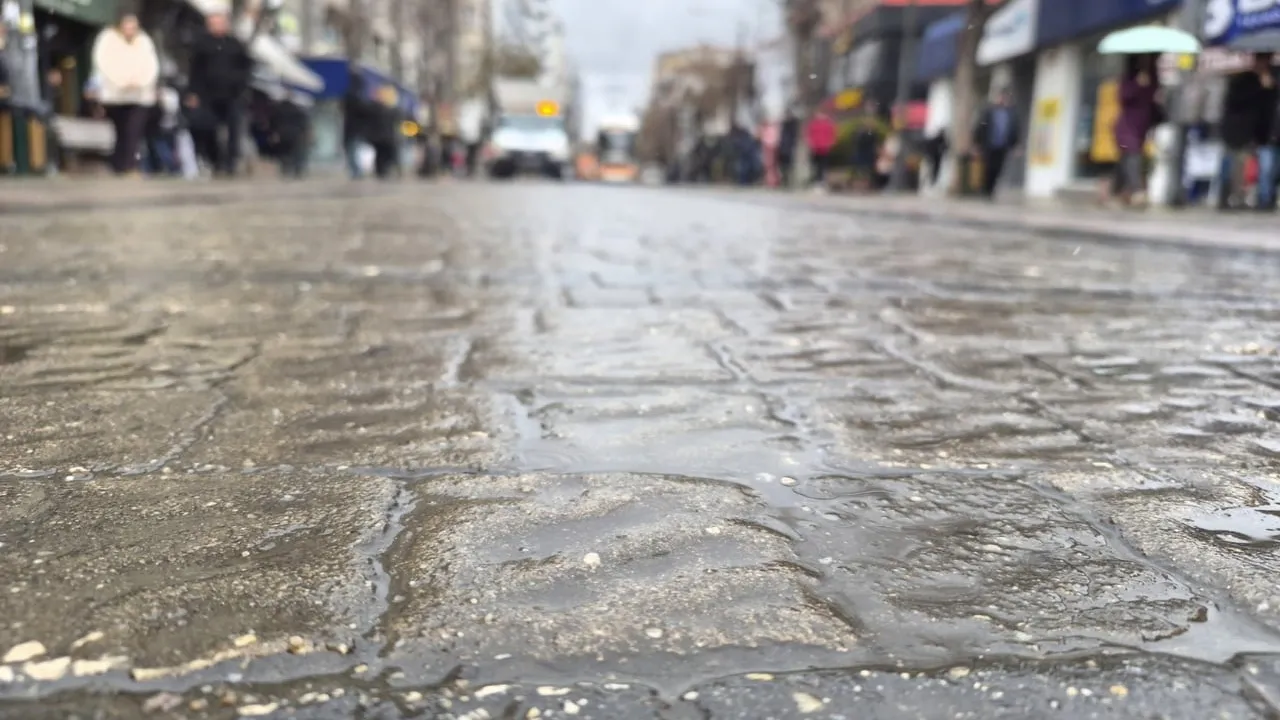 Eskişehir'de Meteoroloji'nin Tahmin Ettiği Sağanak Yağış Kent Yaşamını Etkiledi