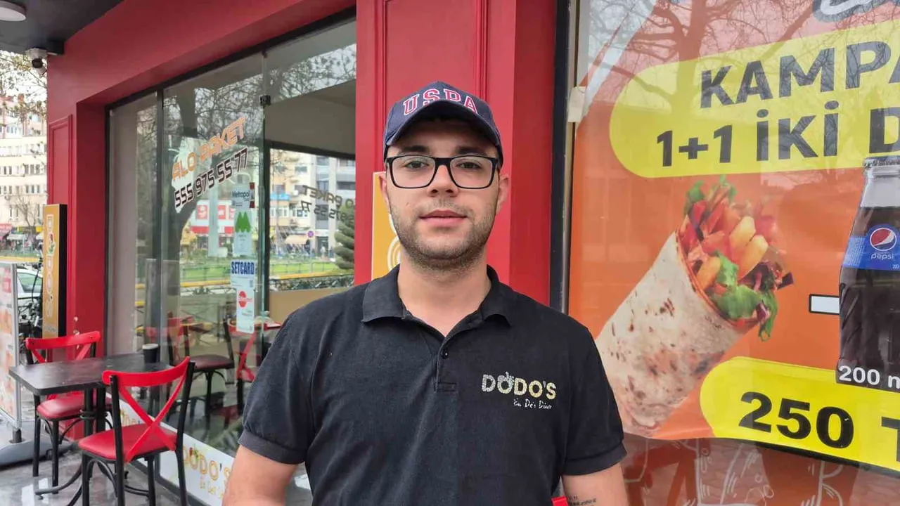 Eskişehir'de Ödemeden Dürümleri Yiyip İşletmeyi Terk Eden Gençler Güvenlik Kamerasına Yansıdı