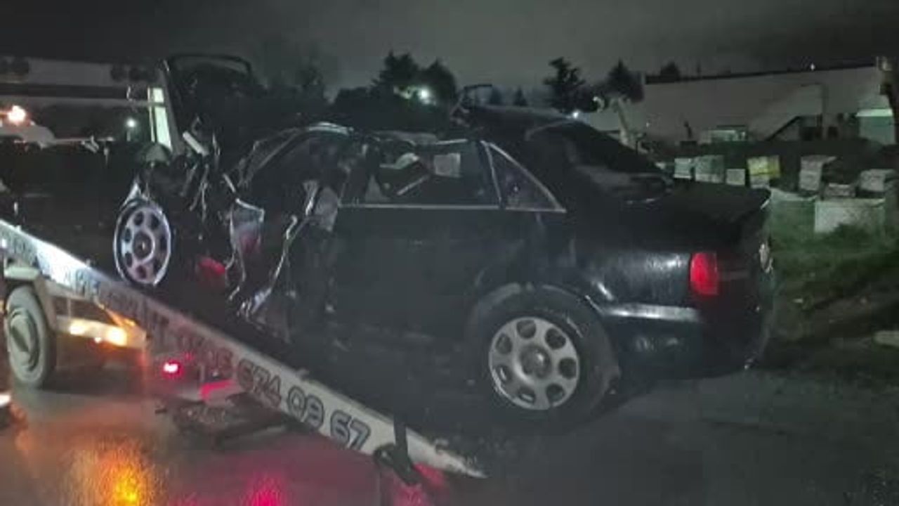 Eskişehir’de Seyitgazi kara yolunda kaza: Tırın altında kalan otomobil oto kurtarma aracı üzerinde alev aldı, 1 ölü 2 yaralı