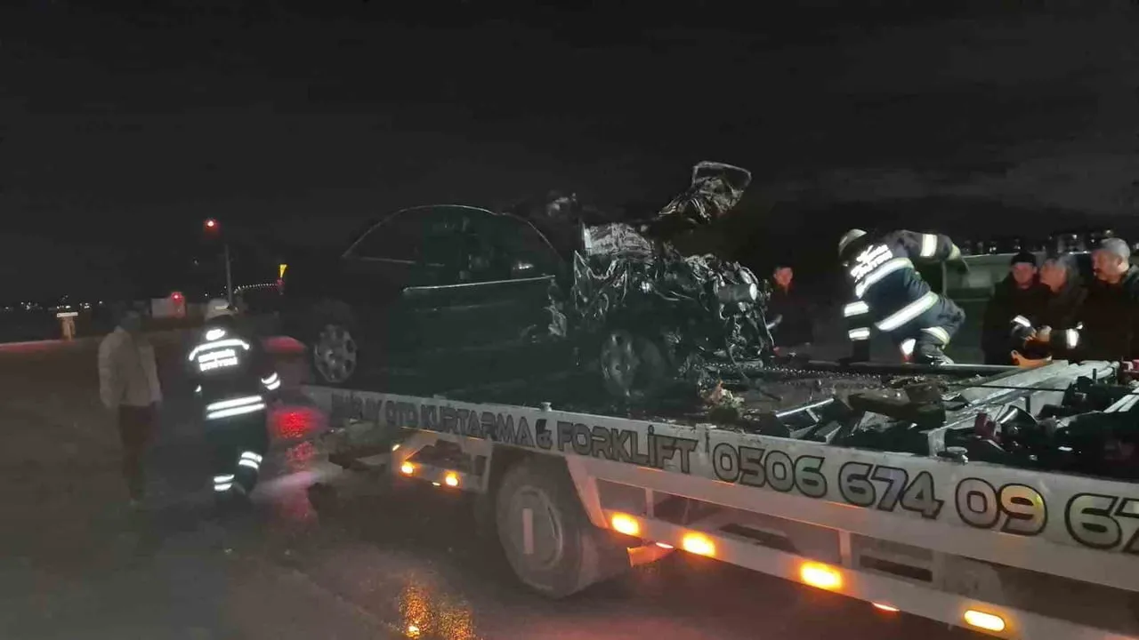 Eskişehir'de tırın altına aldığı otomobil oto kurtarma aracında alev aldı: 1 ölü, 2 yaralı