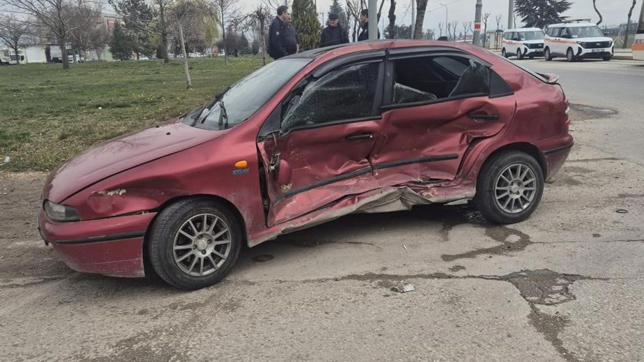 Eskişehir'de tramvay ile otomobil çarpıştı, 2 kişi yaralandı