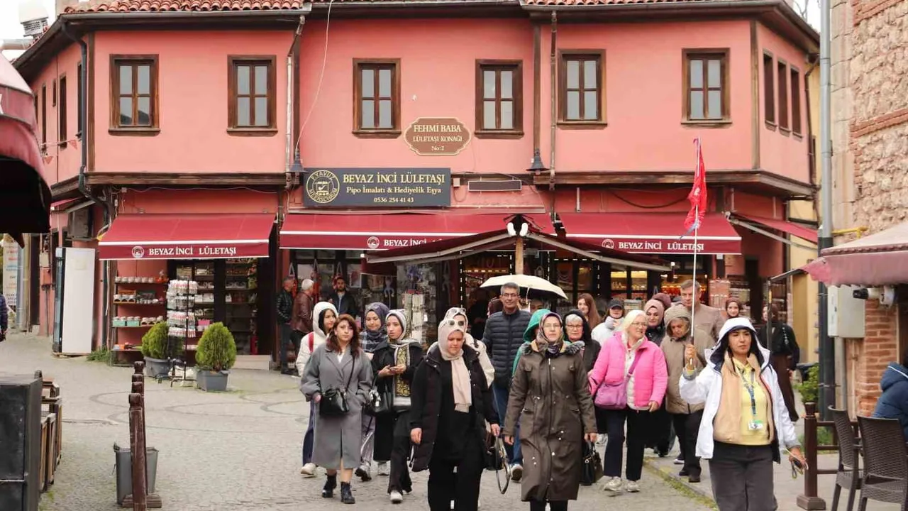 Eskişehir'de yağışa rağmen Hamamyolu ve Odunpazarı'nda hafta sonu yoğunluğu