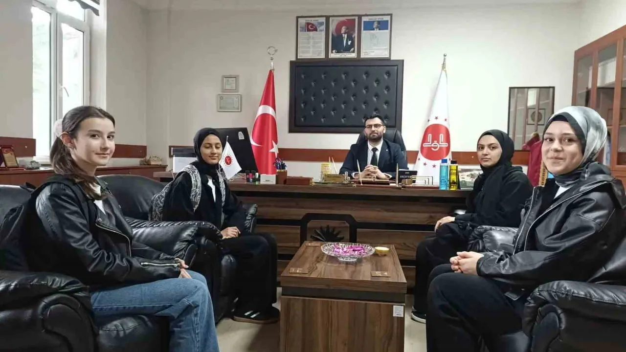 Eskişehir İmam Hatip Öğrencileri Harçlıklarını Gazze’ye Ulaştırılmak Üzere Sarıcakaya Müftülüğüne Teslim Etti
