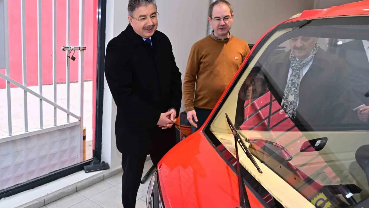 Eskişehir Valisi Dr. Erdinç Yılmaz, Yunus Emre Caddesi Esnafını Ziyaret Etti