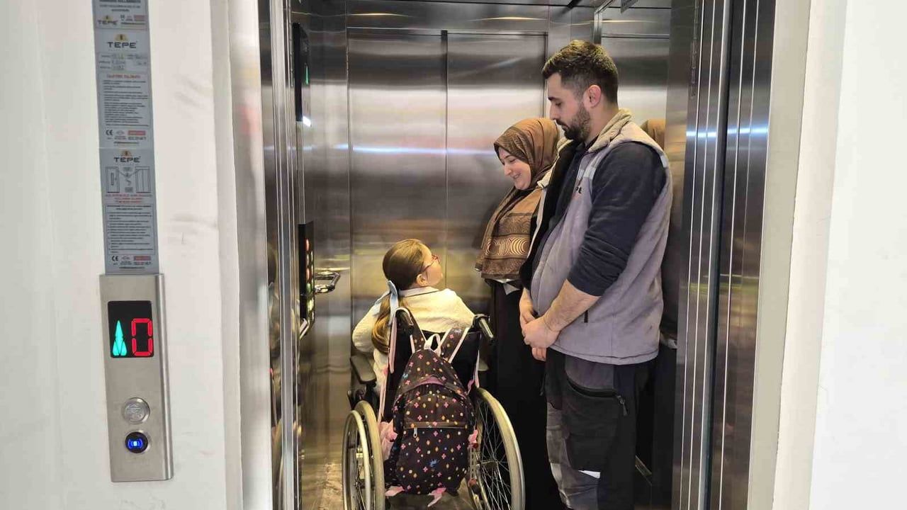 Eskişehir Yıldırım Beyazıt İlkokulu'na engelli asansörü konuldu, Zeynep İkra'nın okula erişimi kolaylaştı