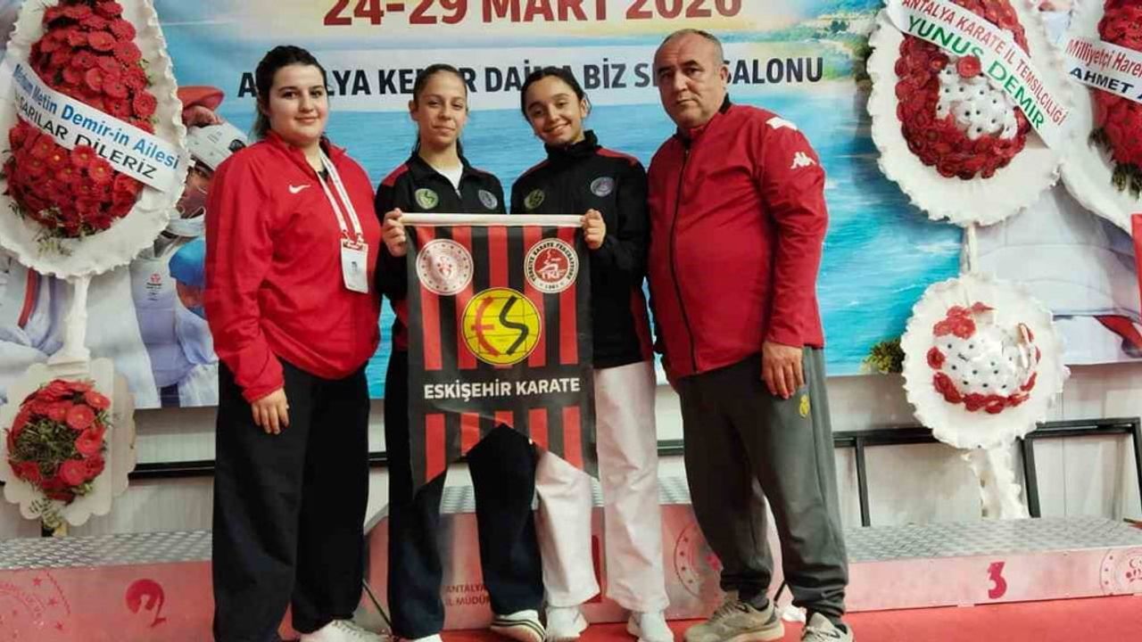 Eskişehirli karateciler Kemer'deki Türkiye Şampiyonası'ndan madalyalarla döndü