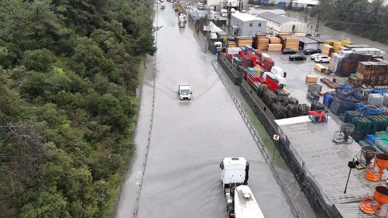 Eyüpsultan Ayazağa Cendere Yolu Göle Döndü — Hava Görüntüleri