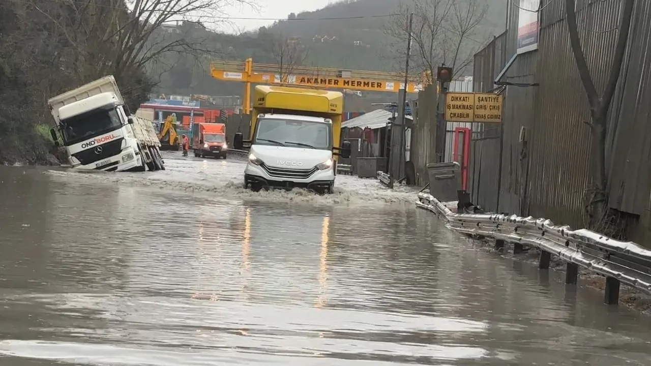 Eyüpsultan'da Ayazağa Cendere Yolu'nda Yağmur Sonrası Taşkın: Hafriyat Kamyonu Yan Yattı