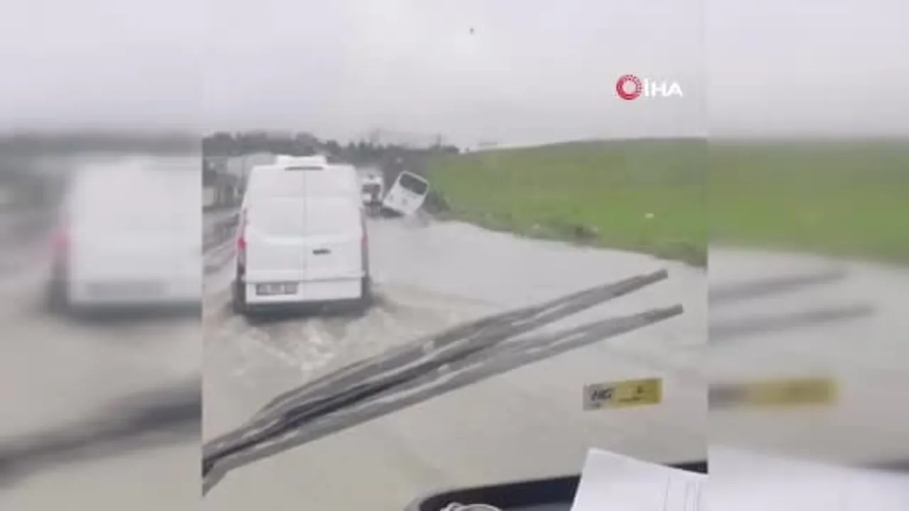 Eyüpsultan'da boş servis aracı yağışta su dolu kanala düştü