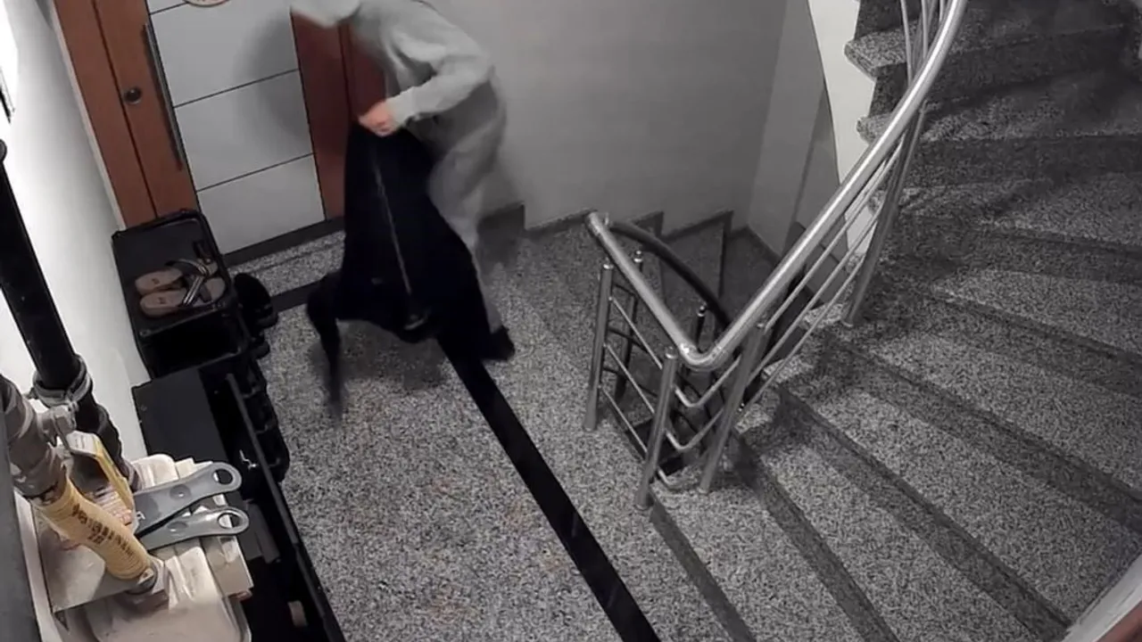 Eyüpsultan'da montunu çuval gibi yapıp 8 çift ayakkabı çalan hırsız güvenlik kamerasında