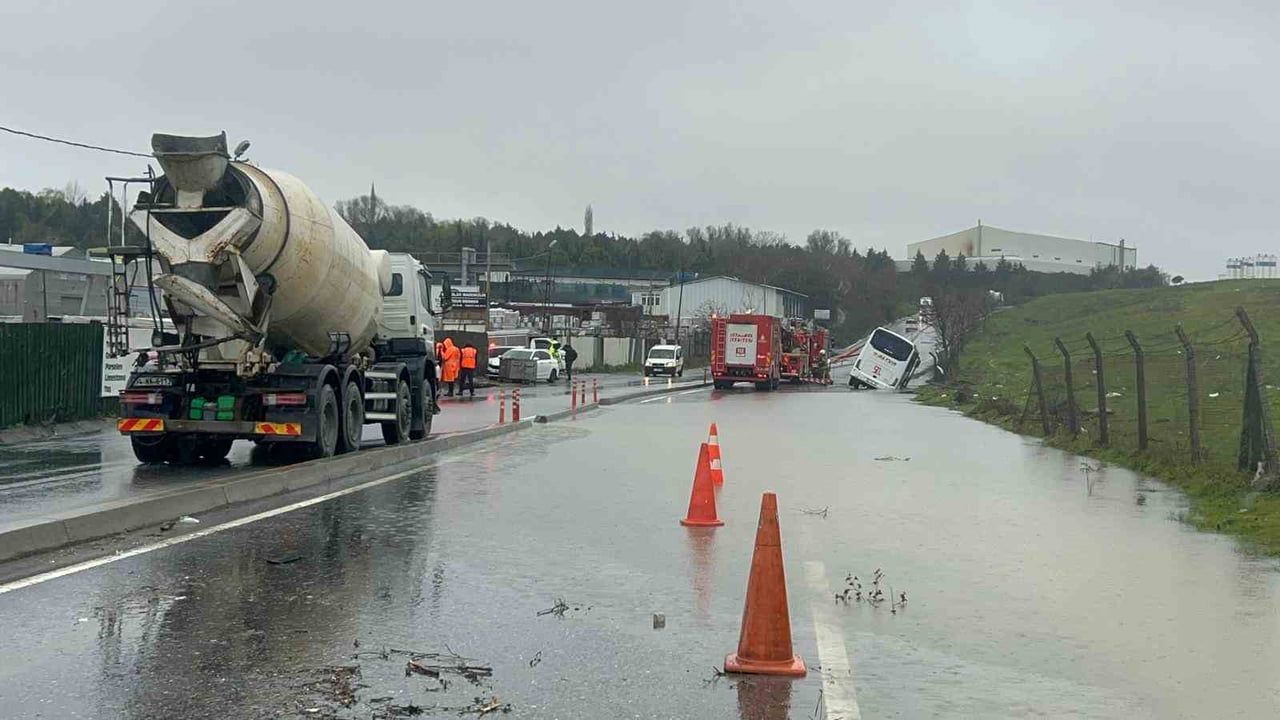 Eyüpsultan'da yağış nedeniyle servis aracı su dolu kanala düştü: Yaralanma yok, araç çıkarıldı