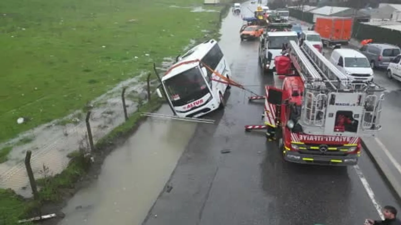 Eyüpsultan’da Yan Yatan Servis Aracı Görüntülendi