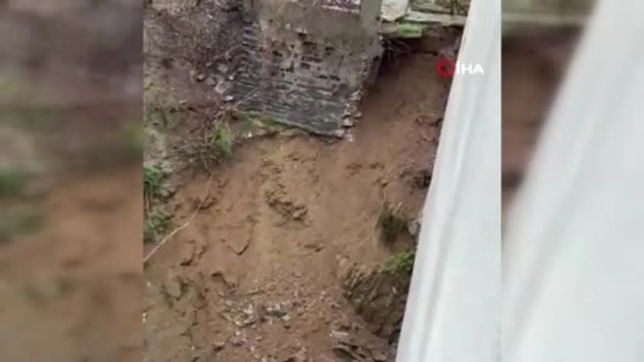 Eyüpsultan İslambey Caddesi'nde yağış sonrası istinat duvarı çöktü