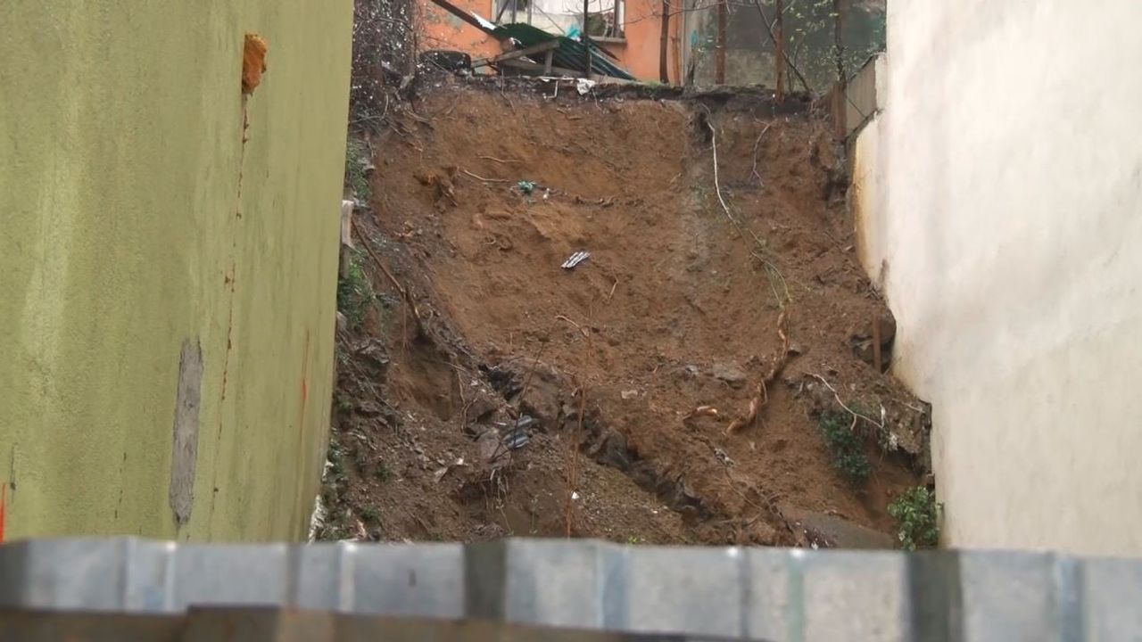 Eyüpsultan İslambey Caddesi'nde yağmur sonrası istinat duvarı çöktü