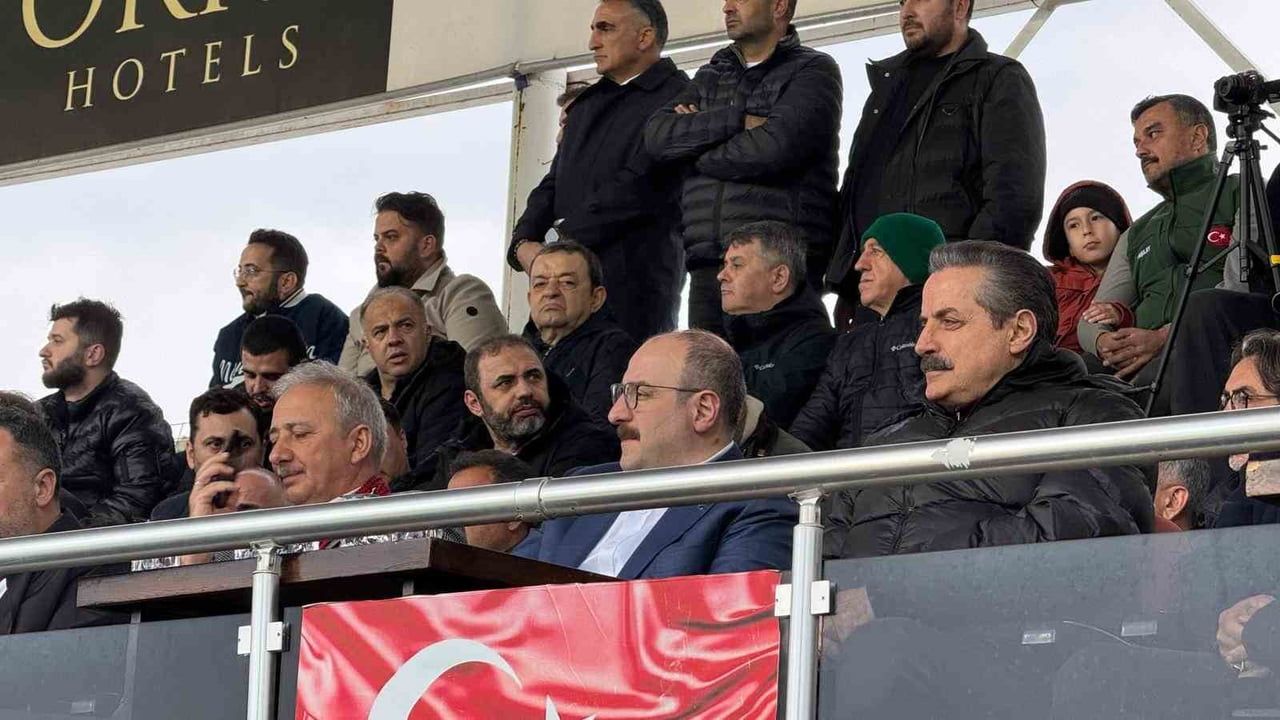 Fethiye-Bursaspor maçında Varank ve Çelik tribünde: Şampiyonluk yarışında kritik takip