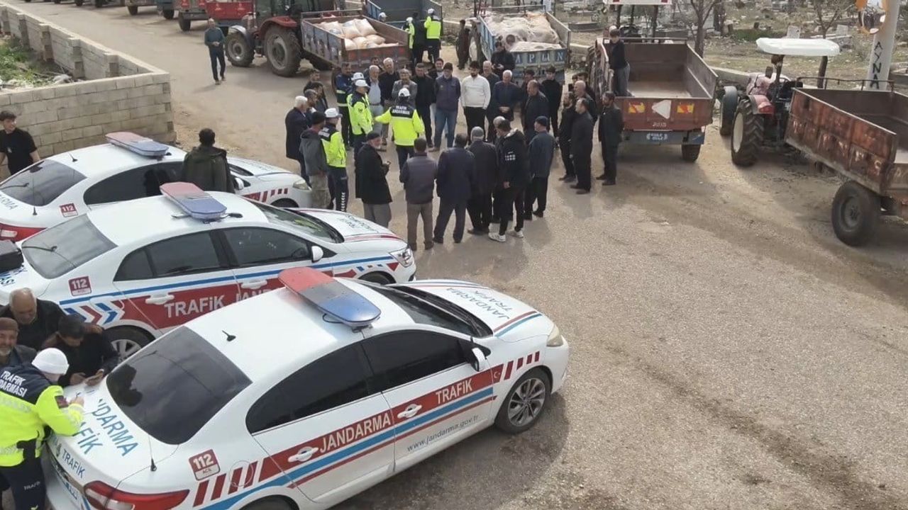 Gaziantep Jandarma, Araban'da 85 traktör sürücüsüne eğitim verip 170 reflektör dağıttı