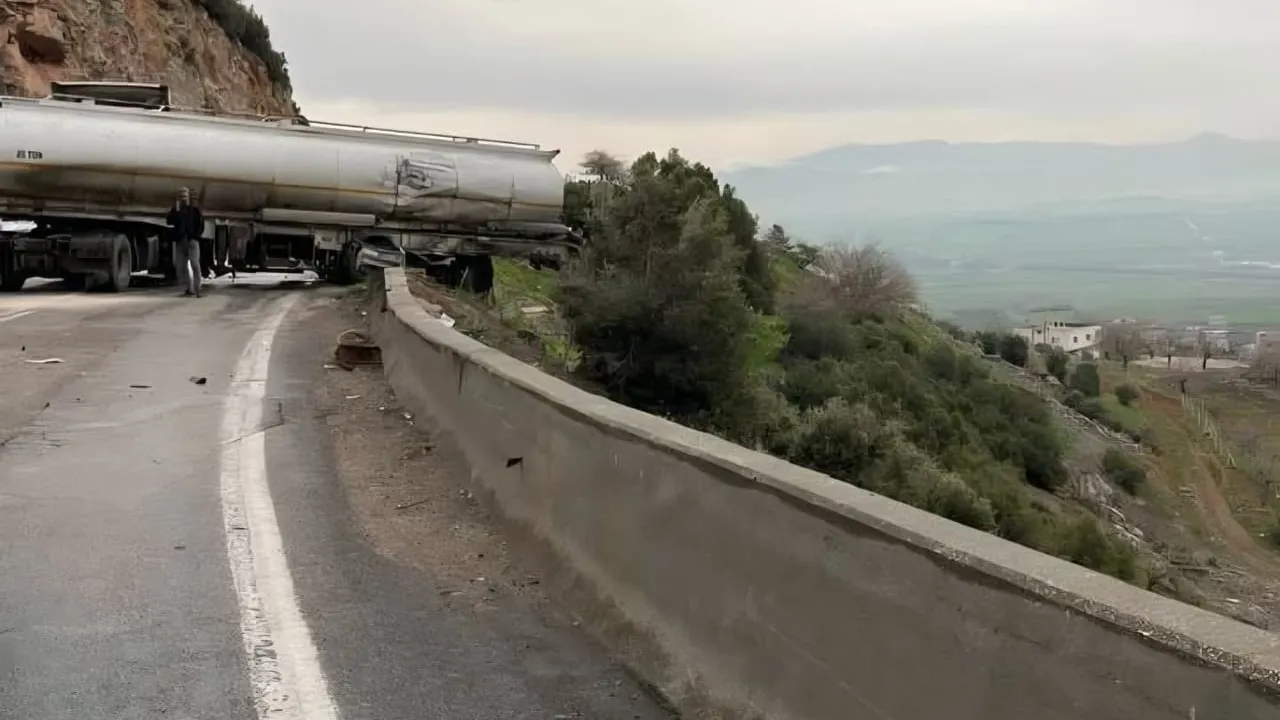 Gaziantep Nurdağı'nda iki tırın kafa kafaya çarpışması: 1 kişi yaşamını yitirdi