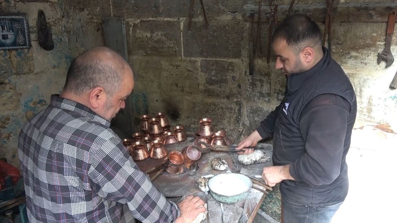 Gaziantep'te 50 yıldır kalaycılık yapan Cuma Dağdeviren mesleğini sürdürüyor