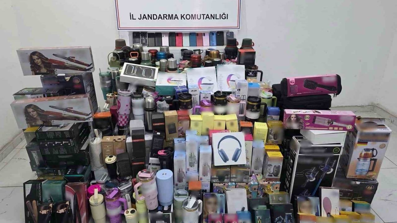 Gaziantep’te jandarma operasyonunda piyasa değeri 3 milyon 200 bin TL olan kaçak ürün ele geçirildi