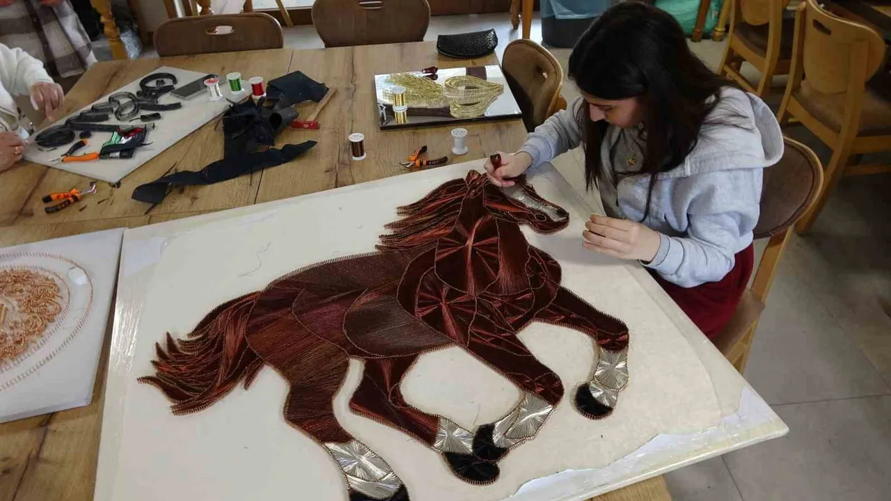 Gaziantep'te kadın kursiyerler filografiyle hayallerini sanata dönüştürüyor