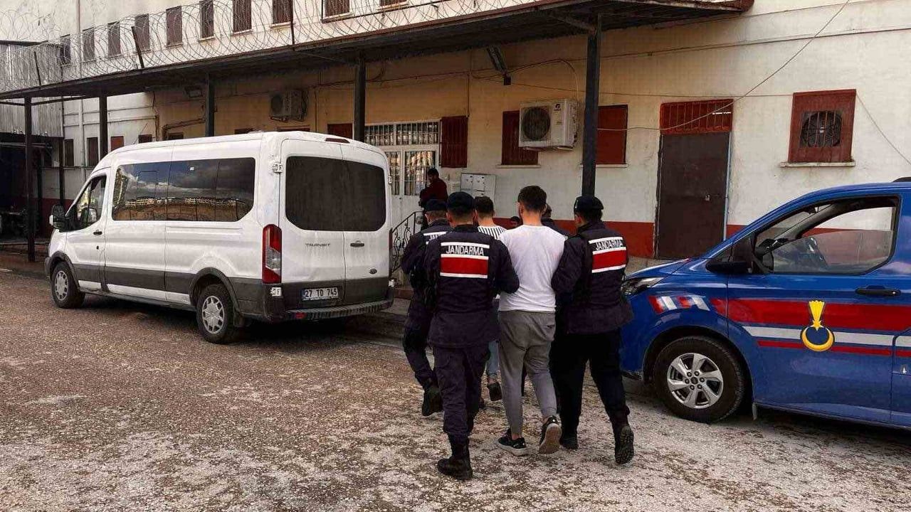 Gaziantep'te Kesinleşmiş Hapis Cezasıyla Aranan 2 Şahıs Yakalandı ve Tutuklandı
