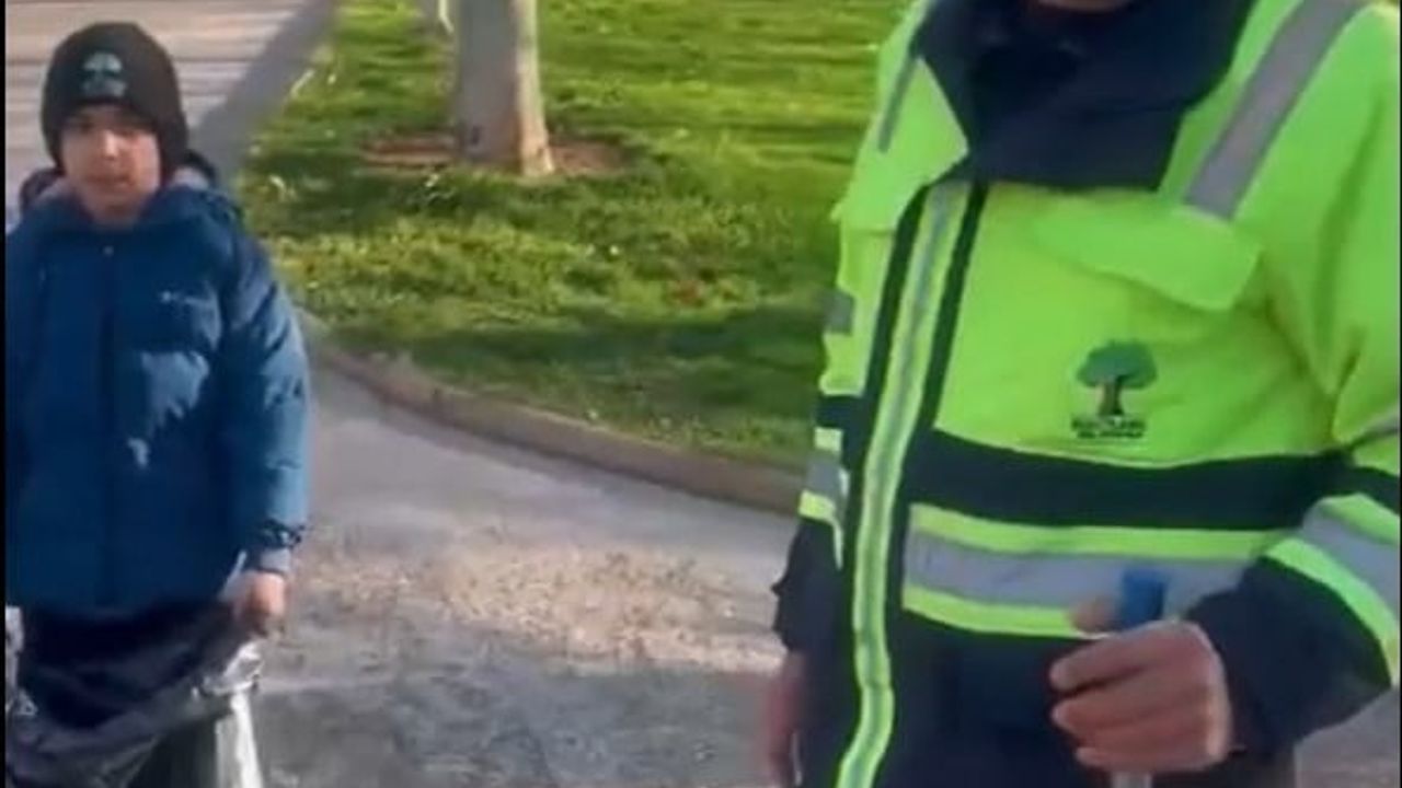 Gaziantep’te temizlik işçisi, küçük oğluyla birlikte çalışırken çevredekileri duygulandırdı