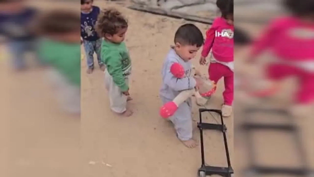 Gazze'de çocukların oyuncak bebekle cenaze töreni canlandırması