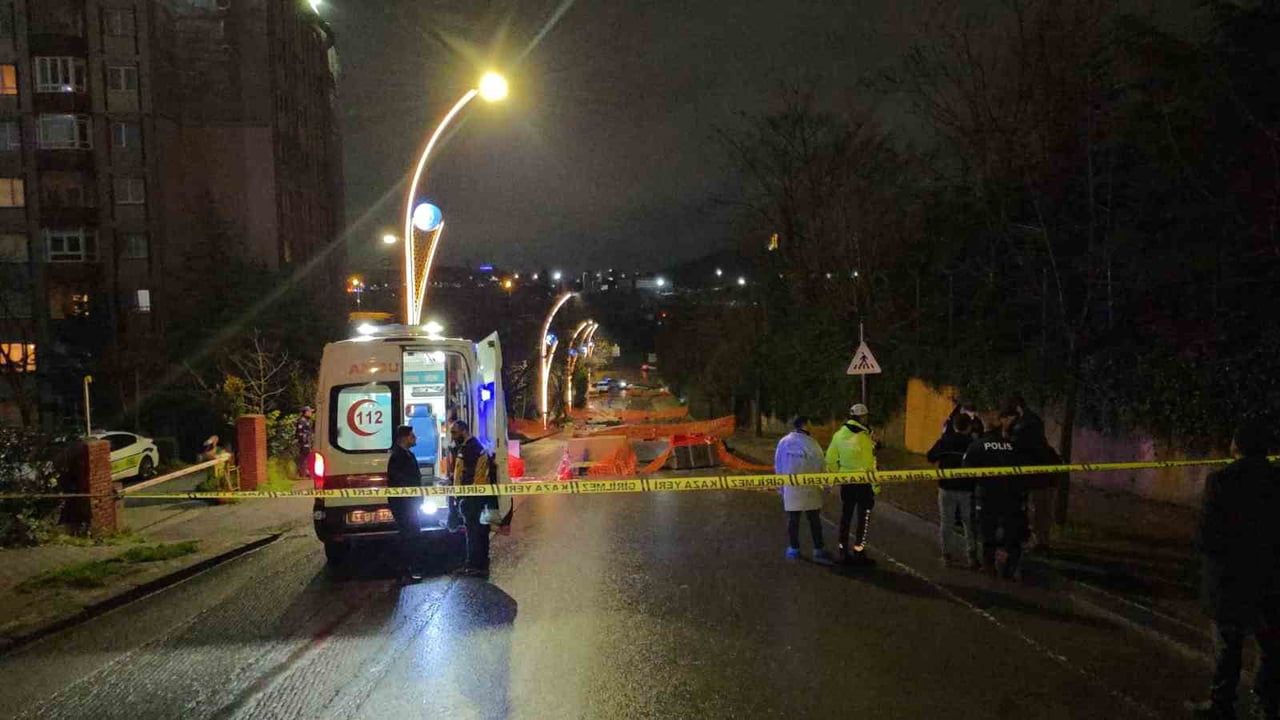 Gebze'de trafiğe kapalı yolda motosiklet beton bariyere çarptı: Sürücü hayatını kaybetti