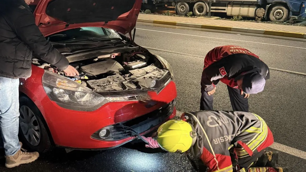Gönen'de aracın motoruna giren tilki ekiplerce yarım saatlik çalışma sonrası kurtarıldı