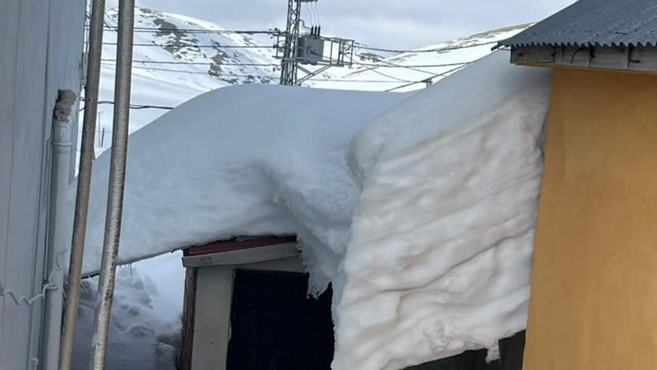 Gümüşhane'nin Kazıkbeli Yaylası'nda kar evlerin boyuna ulaştı