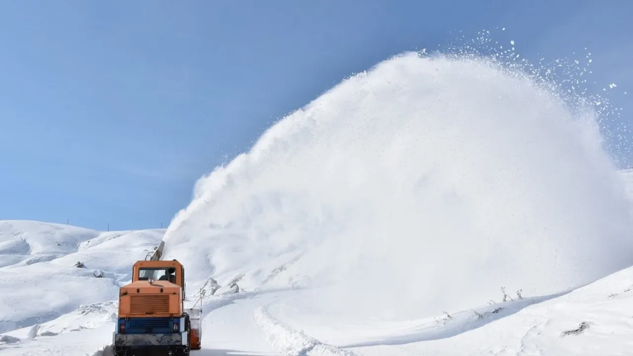Hakkari'de 74 yerleşim yerinin yolu kar nedeniyle ulaşıma kapandı