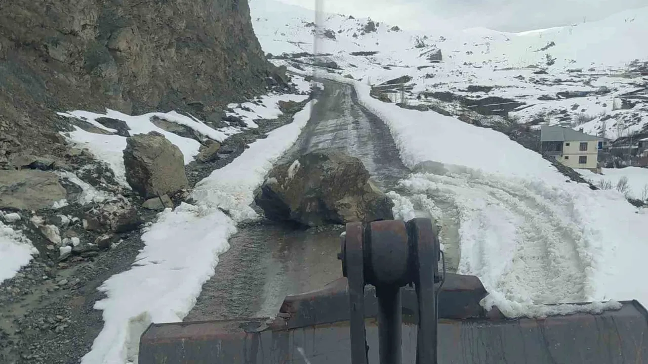 Hakkari'de Berçalan Yaylası yoluna düşen kayalar belediye ekiplerince temizlendi