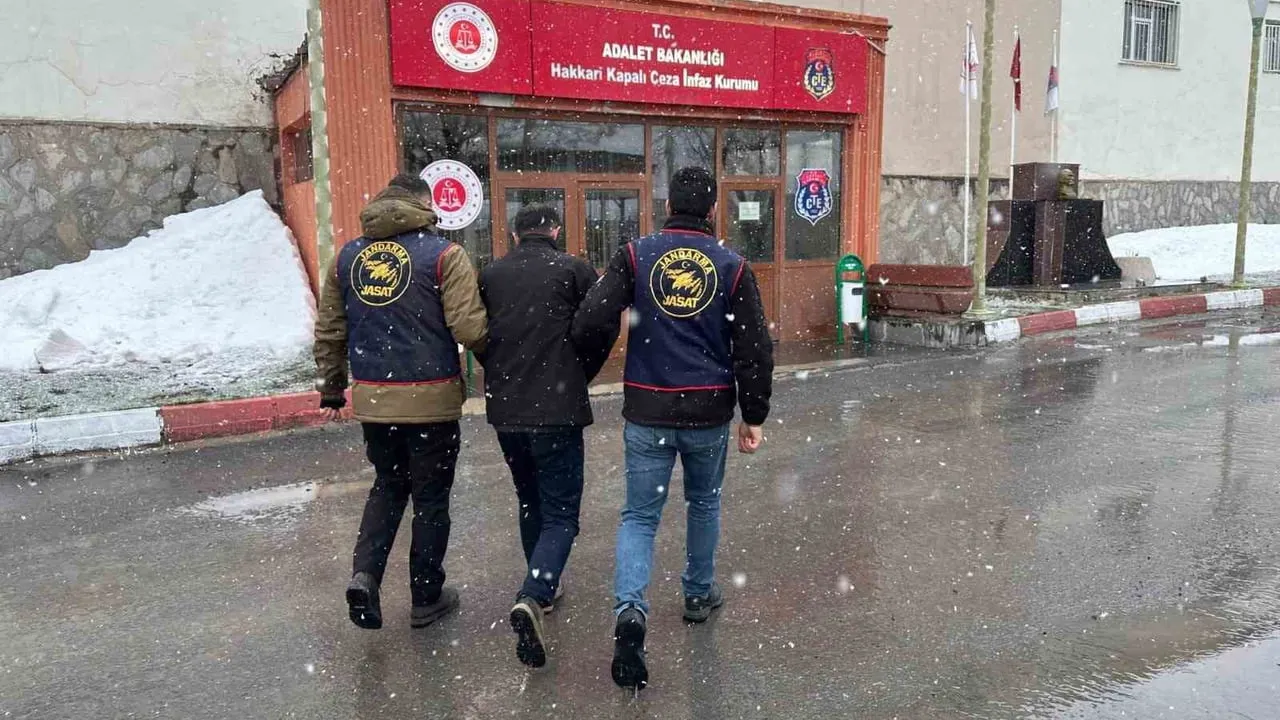 Hakkari'de JASAT'ın çalışması sonucu Irak'tan gelerek teslim olan şahıs tutuklandı