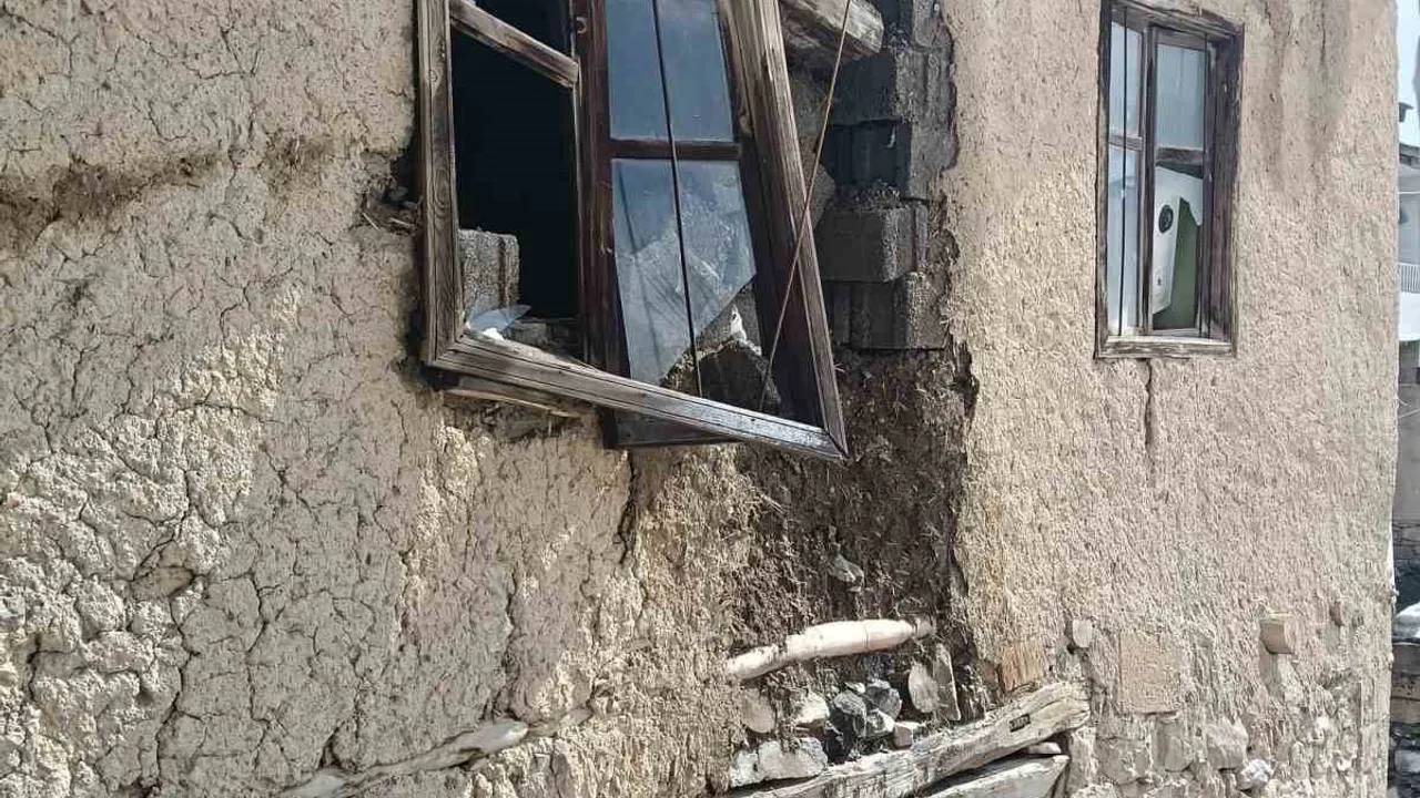 Hakkari'de Kiralık Toprak Ev Çöktü: Aile Tahliye Edildi, Destek Sağlanıyor