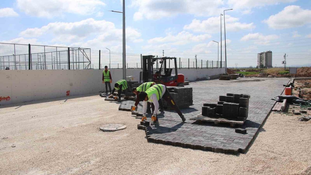 Haliliye Belediyesi, Dağeteği Mahallesi'nde kilitli beton parke çalışması yürütüyor