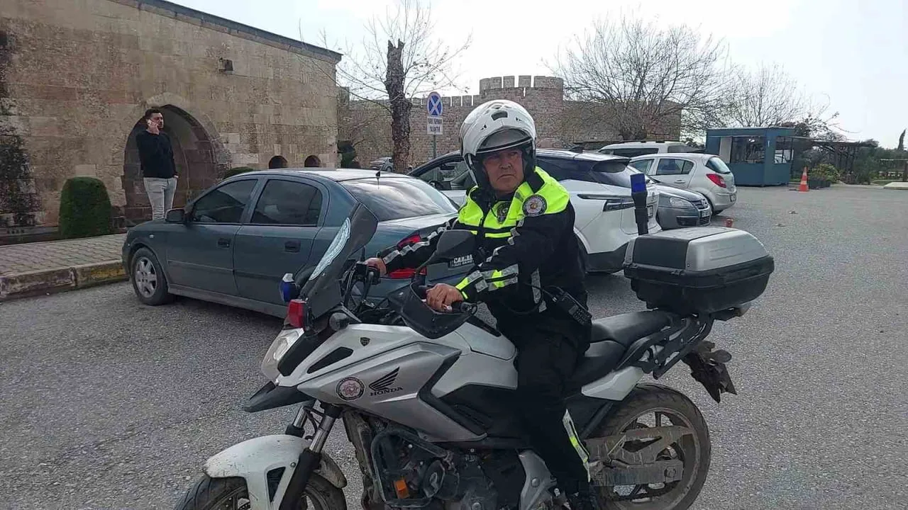 Hatay'da 32 yıllık trafik polisi Abdullah Öztürk, meslektaşlarından motosiklet konvoyuyla veda aldı