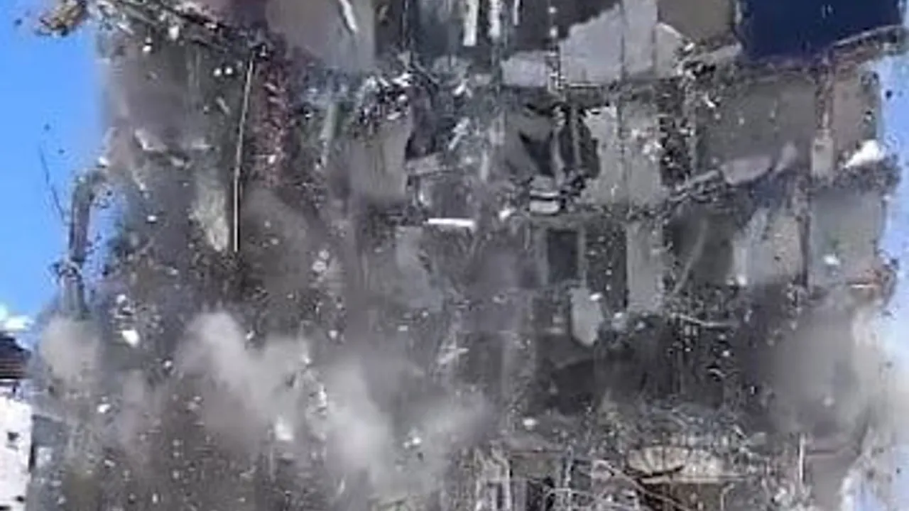 Hatay'da deprem hasarlı 7 katlı bina iş makinesiyle kontrollü yıkıldı