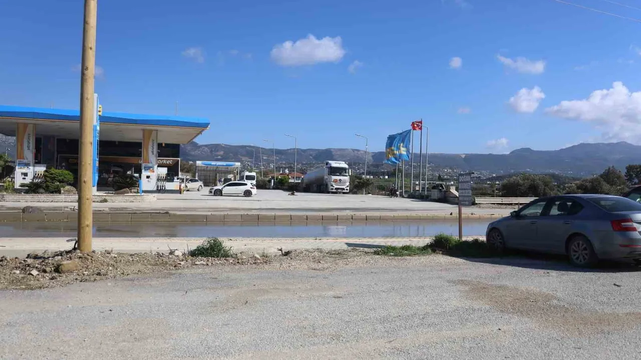 Hatay'da el freni çekilmeyen otomobil ana yola çıkarak refüje çarptı