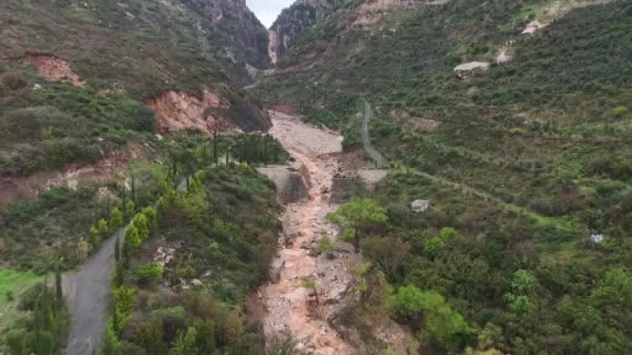 Hatay'da gece yağışları derenin debisini yükseltti; Harbiye'de köprü yıkıldı, Dekuk Şelalesi araç yolu kapandı