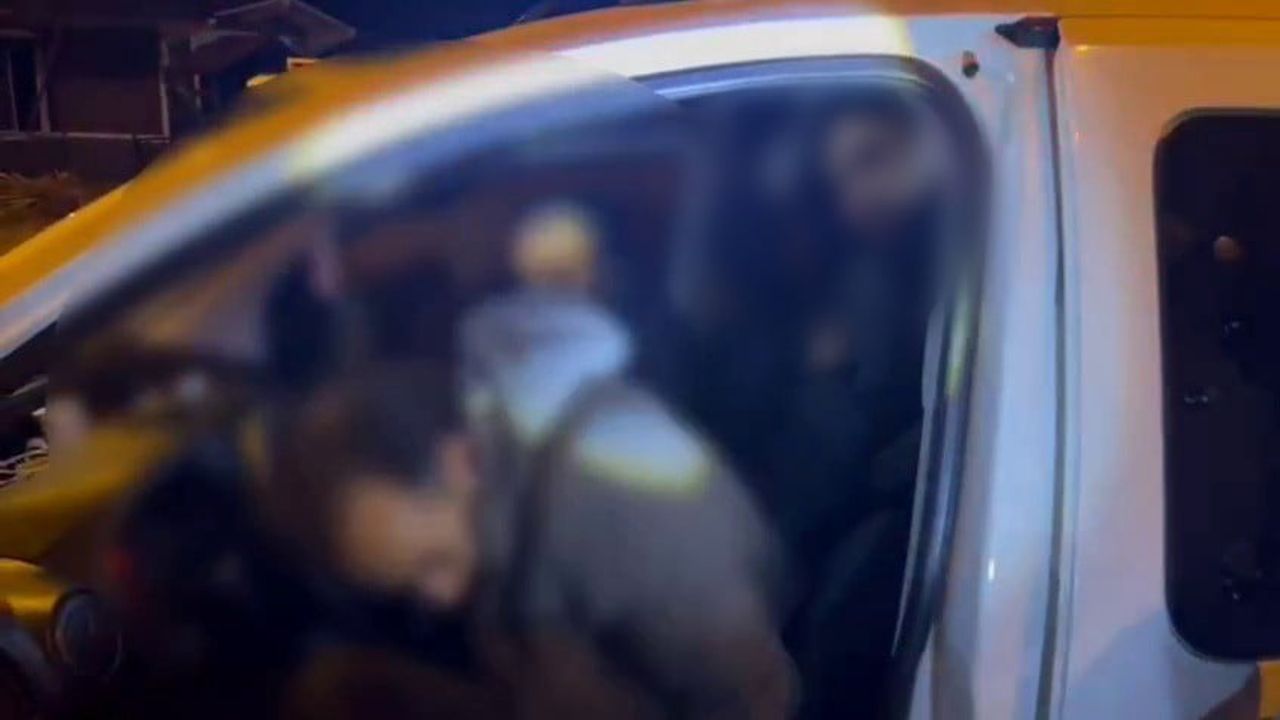 Hatay'da hafif ticari araçta 11 göçmen bulundu; organizatörler tutuklandı, 102 bin 739 TL ceza